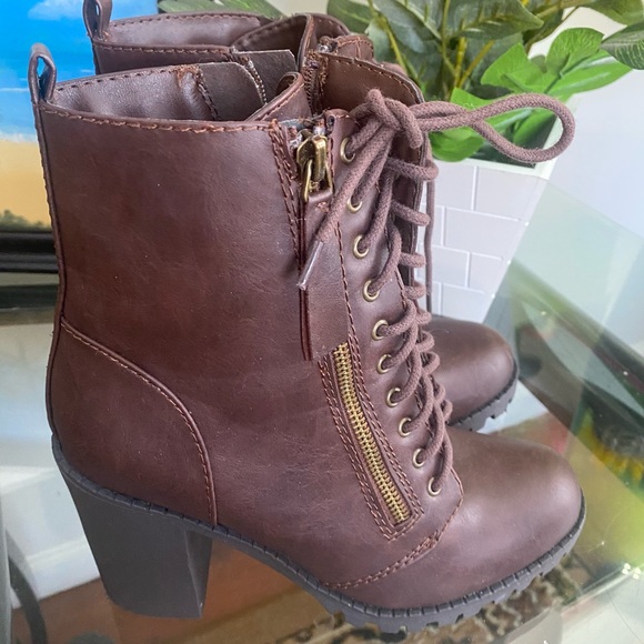 Closed Round Toe Lace-Up Block Heel Combat Boots - Picture 5 of 15